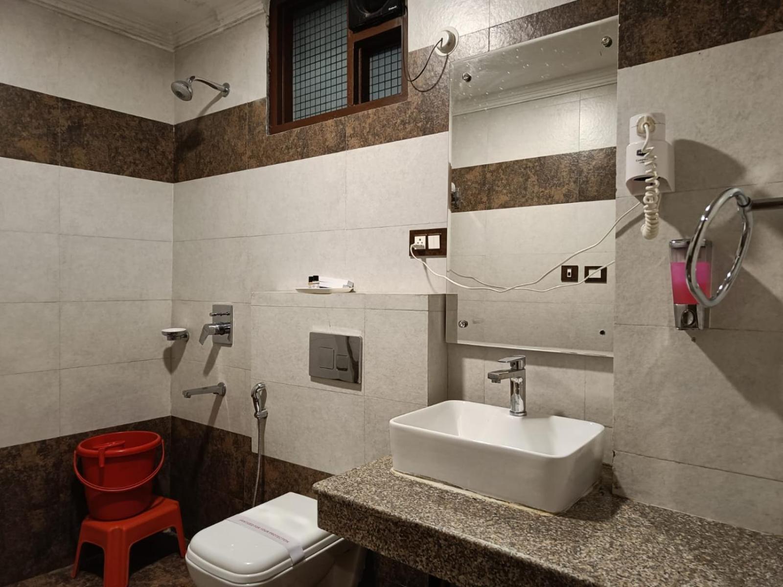 King Castle Mcleodganj-Centrally Heated And Air Cooled- Near Mall Road - Free Parking Дхарамсала Екстериор снимка