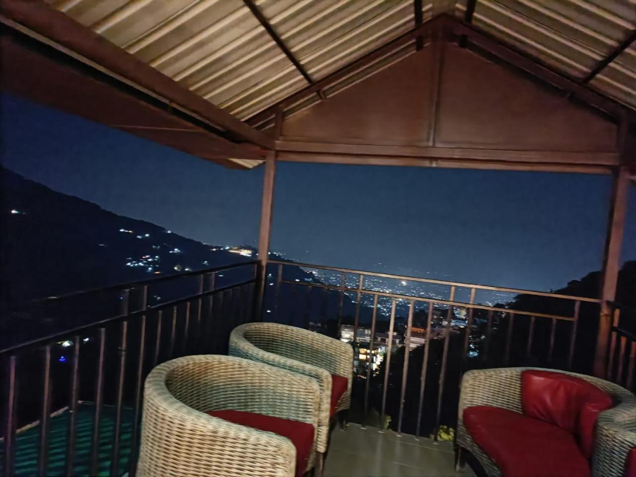 King Castle Mcleodganj-Centrally Heated And Air Cooled- Near Mall Road - Free Parking Дхарамсала Екстериор снимка